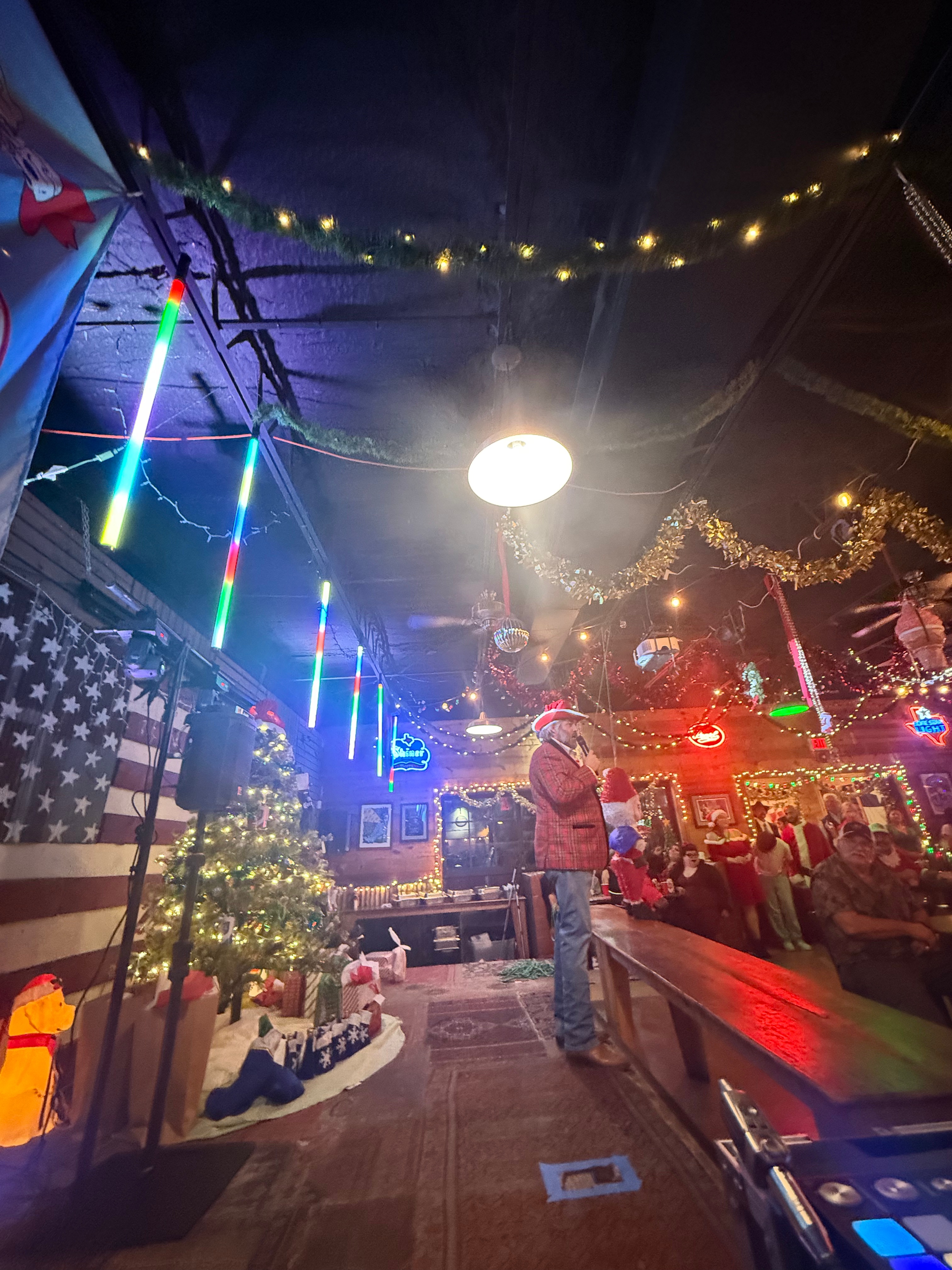 DJ reviews, Music Audio Video Lighting, MC services, Entertainment, Venues, Texas, broadway, bar San Antonio, near me. inside, christmas